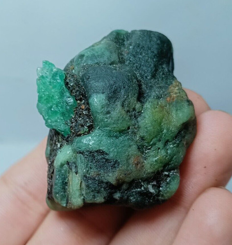 Grande pietra grezza smeraldo
