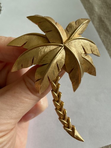 Vintage crown trifari - vintage,