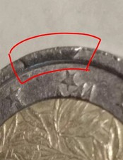 Moneta 2€ Italia 2002 con Materiale in Eccesso sul Bordo stelle ore 12 a ore 1