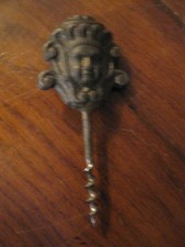 vecchio CAVATAPPI    con testa  decorata  -  materiale  ottone e  lega  bronzata