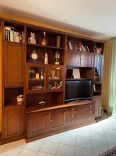 Mobile classico in ottime condizioni, color noce con diversi ripiani e cassetti