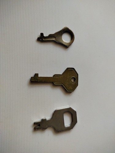 Vecchie piccole chiavi per - vecchie,