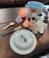 VINTAGE AMSCO DOLL E NURSER FORMULA SET CON BOTTIGLIE EVENFLO - 22 pezzi totali