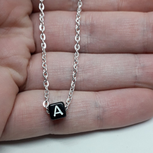 Collana con iniziale lettera - con,