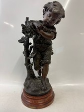 Statuina scultura ragazzo