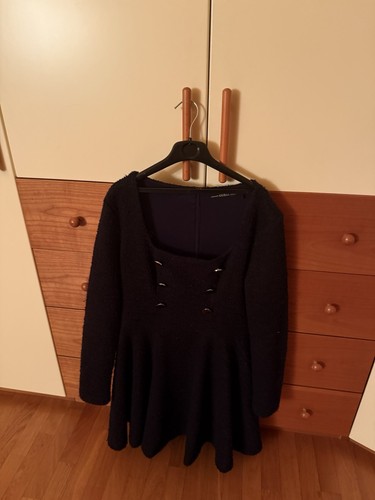 Vestito nero elegante maniche