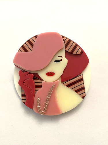 Grande broche dans - grande, de