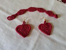 Braccialetto rosso ed orecchini eseguiti con uncinetto