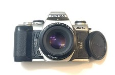 Pentax MZ-5N fotocamera reflex pellicola 35 mm con obiettivo SMC 50 mm F2 - si accende - non testata