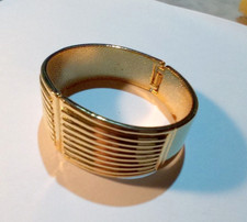 BRACCIALE RIGIDO-DORATO-MITIVO GEOMETRICO-CHIUSURA A MOLLA-MAI USATO- BRACELET