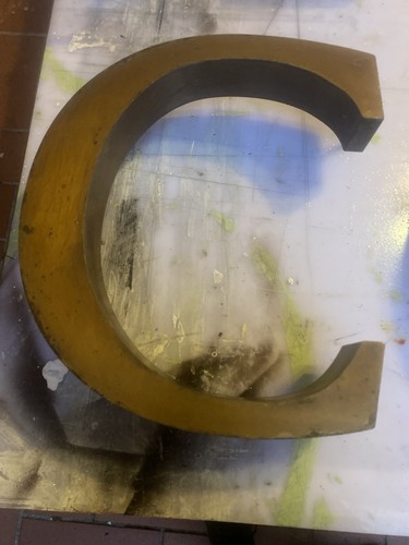 Lettera insegna in - insegna, ottone