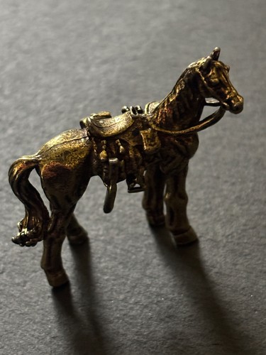 Cavallo con sella - , in