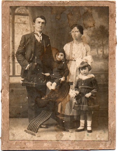 Ritratto famiglia con sedia - di,