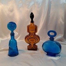 tre bottiglie per Sali da bagno anni 60, una color ambra con tappo nero: 14 x 7