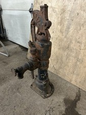 Antica pompa acqua a manovella