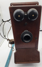 Antico telefono da parete in