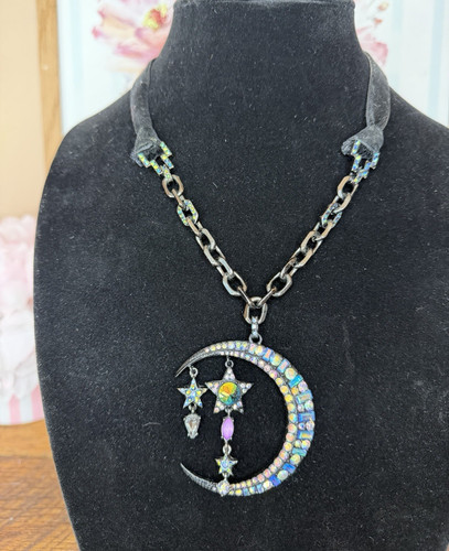 Collana con ciondolo pavè