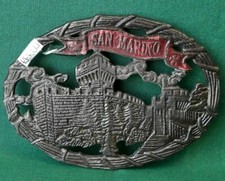 VECCHIO SOTTOPENTOLA POGGIA PENTOLA IN GHISA VINTAGE SOUVENIR SAN MARINO. RRR60