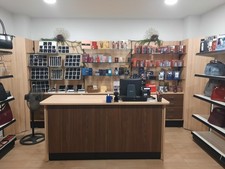 vendo arredamento negozio usato per chiusura attività(pellettria/profumeria)