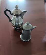 COPPIA DI TEIERE/BROCCHE VINTAGE IN METALLO ARGENTATO CON MANICO IN LEGNO