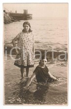 1926 SAVONA Due giovani donne in riva al mare - Foto Arturo PORTA 9x14 cm