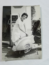 FOTOGRAFIA FOTO VECCHIA VINTAGE MOTO D'EPOCA POMPA DI BENZINA PETROLIANA VESPA