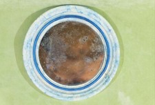 Specchio tondo di legno con diverse sgusciature