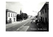 Formignana (Tresignana Tresigallo Ferrara): Via della Vittoria. Vespa, animata