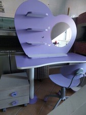 scrivania con specchiera sedia e comodino