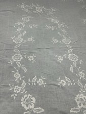 Tovaglia Vintage Bisso di Lino  finemente ricamata con ramage  floreale