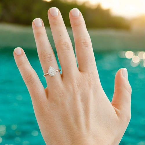 Anello con diamanti pera