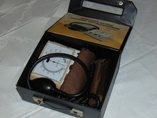 SFIGMOMANOMETRO ELETTRONICO VINTAGE DA BRACCIO MISURA PRESSIONE MADE IN JAPAN..