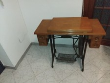 macchina per cucire Ferrari  storica a pedale a mobile incluso