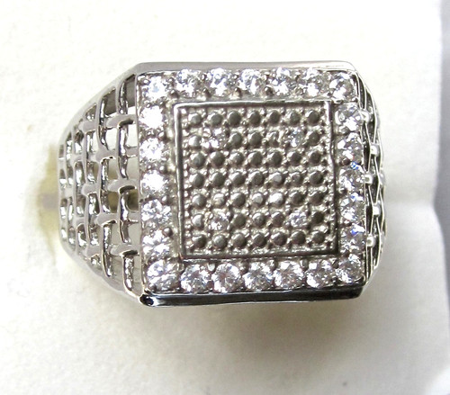 Anello realizzato con zirconi