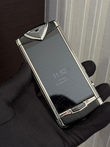 Cellulare lusso is vertu - di,