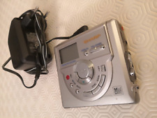 Minidisc portatile Sharp vintage con uscite standard e ottica.