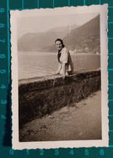 FOTO DONNA SABELLA SEDUTA SU UN MURETTO PANORAMICA ALASSIO 1930 C. ( F 39 )