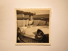 Frau hinter Auto Oldtimer Auto
