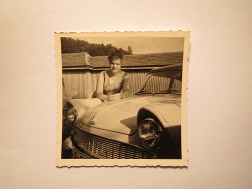 Donna dietro auto epoca - auto, d'epoca