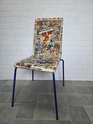 Sedia decorata con fumetti