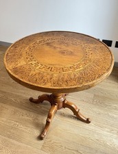 Elegante tavolino rotondo in radica di noce con intarsio e piedistallo scolpito