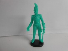 KINDER FERRERO: SOLDATO VERDE CON IN MANO UNA CARTA K92 N. 131