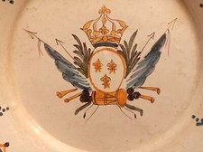 Vecchio piatto in terracotta, XVIII secolo, "Borbone-Orléans", dipinto a mano, Francia