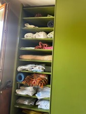 Armadio verde con ripiani