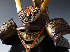 Vecchio casco da samurai giapponese vintage -Yoshitsune Kabuto- con maschera Tsushima