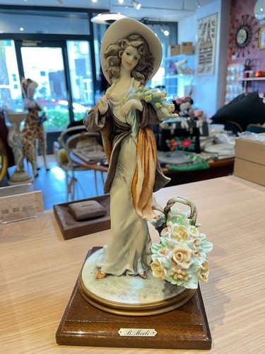 Statuina porcellana