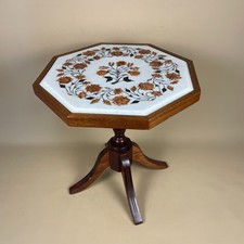 Tavolo intarsiato in marmo