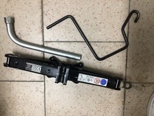 cric con brugola sostituzione pneumatico bucato per strada auto