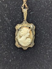 Collana antica con ciondolo cammeo placcato oro su catenina tono oro