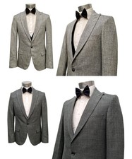 Completo uomo con papillon e